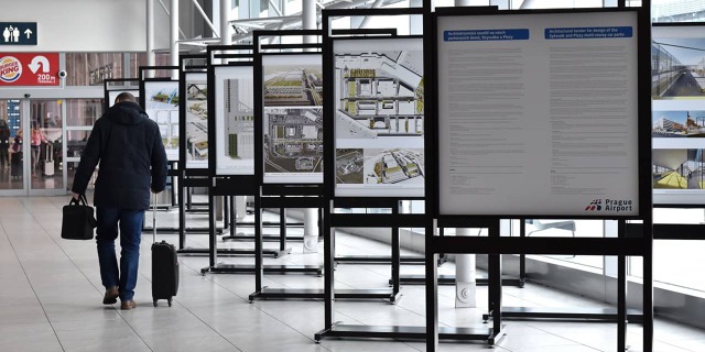 Výstava architektonických návrhů řešení areálu u Terminálu 2 včetně nových parkovacích domů. 