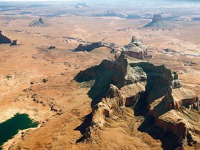 Skalní útvary na okraji Lake Powell, Arizona, USA. Skalní útvary na okraji Lake Powell, Arizona, USA.
