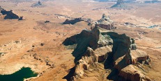 Skalní útvary na okraji Lake Powell, Arizona, USA. Skalní útvary na okraji Lake Powell, Arizona, USA.