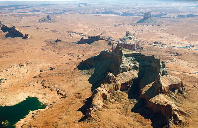 Skalní útvary na okraji Lake Powell, Arizona, USA.