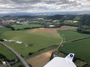 Letiště Hranice při pohledu z okruhu. Foto: FR