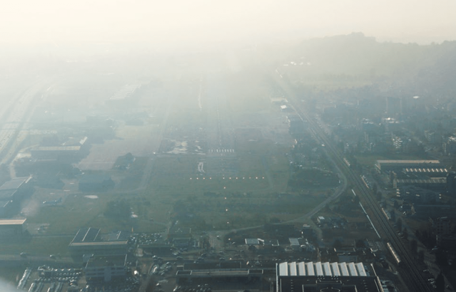 Přistání do kouřma proti slunci. Foto J. Pruša