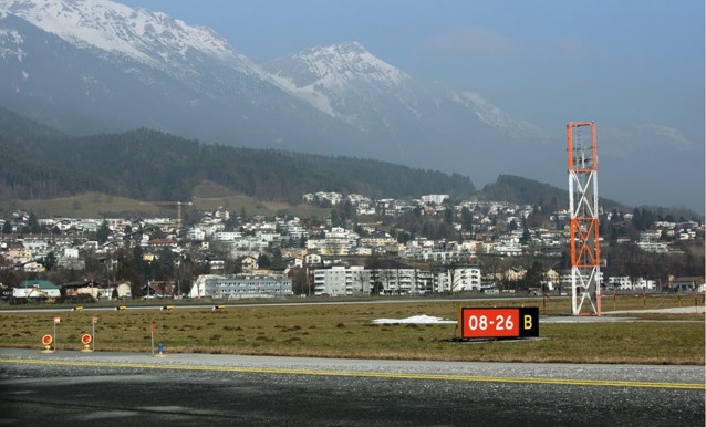 Vstup na dráhu 26 přes pojížděcí dráhu bravo - Innsbruck. Foto J.Pruša