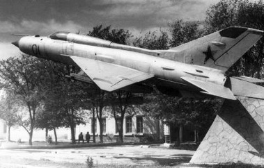 Pomník MiGu-21 před vjezdem na letiště