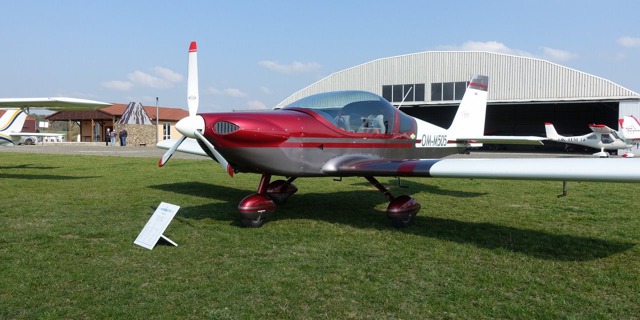 Dolnoplošník Viper SD4 slovenské firmy Tomark Aero, který si účastníci kurzu mohli prohlédnout. Foto: Miloš Dermišek