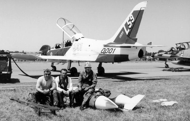 Před naším letounem L-59 v Dijonu. Zleva Schützner, já a Václav Vašek, který předváděl MiG-29. 