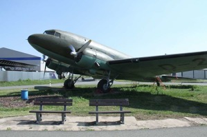 Douglas DC-3 po renovaci ve venkovní expozici kbelského leteckého muzea. 