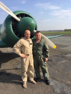 Tomáš Bruštík a Vladimír Peroutka před letounem Jak-11 (C-11). Zdroj: AP 2019