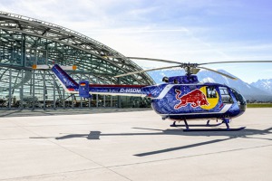 Vrtulník Bo 105CB v barvách Red Bull Air Race. Zdroj: AP 2019