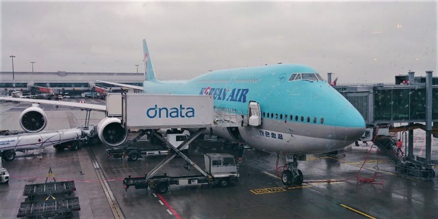 B747-8i Korean Air na stojánce Letiště Václava Havla. Foto: Jan Dvořák