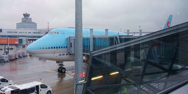 B747-8i Korean Air na stojánce Letiště Václava Havla.  Foto: Jan Dvořák