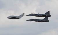 MiG-15UTI 2514 v doprovodu letounů JAS-39 Gripen. Zdroj: AP MiG-15UTI 2514 v doprovodu letounů JAS-39 Gripen. Zdroj: AP