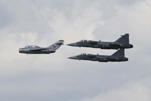 MiG-15UTI 2514 v doprovodu letounů JAS-39 Gripen. Zdroj: AP