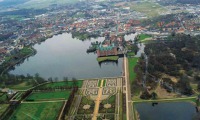 Zámek Frederiksborg v Hillerødu na dánském ostrově Sjælland. Zámek Frederiksborg v Hillerødu na dánském ostrově Sjælland.