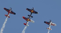 Uvidíte i akrobatickou skupinu z Jaroměře The Flying Bulls Aerobatic Team. Zdroj: AP