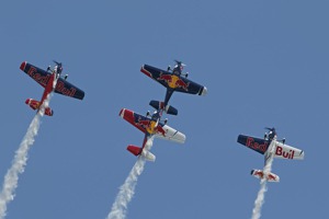 Uvidíte i akrobatickou skupinu z Jaroměře The Flying Bulls Aerobatic Team. Zdroj: AP
