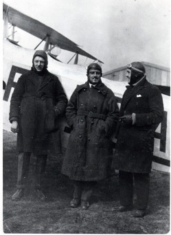 Zleva doprava Ing. Amédée Jancel, šéfpilot Albert Deullin a ředitel společnosti Pierre de Fleurieu před odletem do Prahy a Varšavy za účelem podepsání prvních dohod. Obr.: Musée Air France