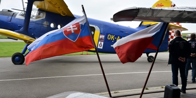 An-2 v Jihlavě před vlajkami ČR a SR. Za chvíli začne slavnostní tisková konference. Foto Czech Spitfire Club