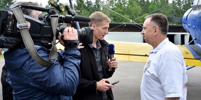 Česká televize zpovídá před odletem z Jihlavy Zdeňka Sadeckého. Foto Czech Spitfire Club 