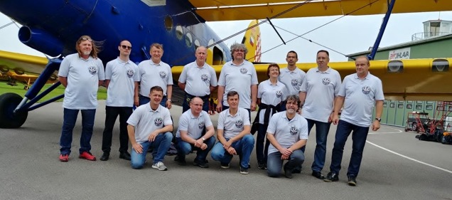 Misijní tým před odletem z Jihlavy ve čtvrtek 6. 6. 2019. Zleva stojí:  Libor Paszek - mechanik, Jihlava Air Service, Viktor Wildner - spolupracovník CSC, František Mikulík - člen výboru - ekonom CSC, Pavel Slavík – letecký historik, čestný člen CSC, Jiří Soukup – letecký historik, Art Gallery Jindřichův Hradec, Marie Kratochvílová – logistika, CSC, Mgr. David Šterba – pilot - navigátor An-2, Jihlava Air Service, Zdeněk Sadecký - předseda CSC, Jaroslav Kaprál velitel -pilot An-2, Jihlava Air Service. Zleva v podřepu: Zbyněk Smetana – kameraman, Airzone TV, Petr Radoch spolupracovník, Jiří Hofmann spolupracovník CSC, Jan Dvořák – redaktor, Flying Revue.