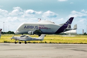 Obr a trpalík aneb Airbus Beluga a Dynamic WT.-9 čili expediční OK-LEX