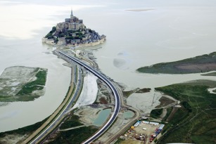 Mont Saint-Michel – na tento ostrůvek s klášterem útočí ročně kolem 3 milionů turistů.