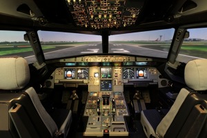 Pohled do pilotní kabiny FFS simulátoru A320. Foto: CATC