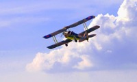De Havilland DH 82 Tiger Moth na obloze vypadá skvěle. De Havilland DH 82 Tiger Moth na obloze vypadá skvěle.