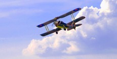 De Havilland DH 82 Tiger Moth na obloze vypadá skvěle. De Havilland DH 82 Tiger Moth na obloze vypadá skvěle.