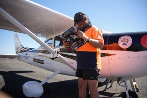 Správce letiště Forrest v síťce proti agresivním mouchám, Západní Austrálie Austrálie, únor 2017