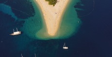Proslulá pláž Zlatni Rat na ostrově Brač. Proslulá pláž Zlatni Rat na ostrově Brač.