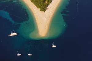 Proslulá pláž Zlatni Rat na ostrově Brač.