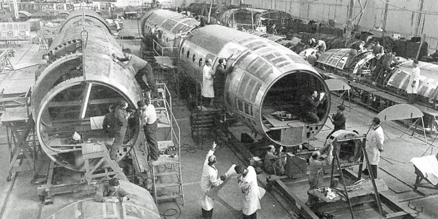 Pohled do výrobních hal de Havillandu při výrobě Cometu. Obr.: Archiv L. Obendraufa