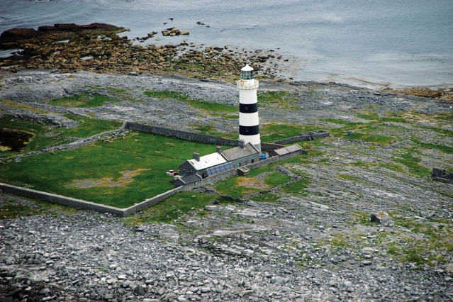 Maják na severním ostrůvku nedaleko ostrova Inishmore.