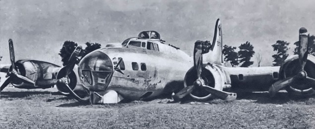 Letoun B-17G, sér. č. 42-97915 po nouzovém přistání v Maďarsku.