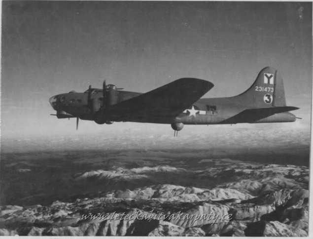 B-17G, č. 473, My Baby, z 20. perutě 2. bombardovací skupiny za letu k cíli. 