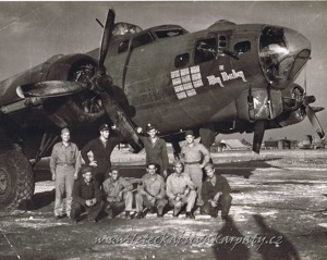Posádka B-17G, č. 473, u svého stroje s přezdívkou My Baby. Letoun byl v bitvě nad Bílými Karpaty sestřelen u obce Nová Bošáca
