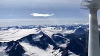 Aljaška i země za letu k ní, to jsou kilometry a kilometry hor, údolí, řek a jezer. 
