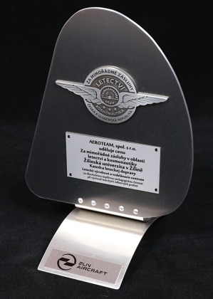 Takto vypadá cena pro nositele ocenění Za mimořádné zásluhy v letectví pro rok 2019. Zdroj: Aeroteam