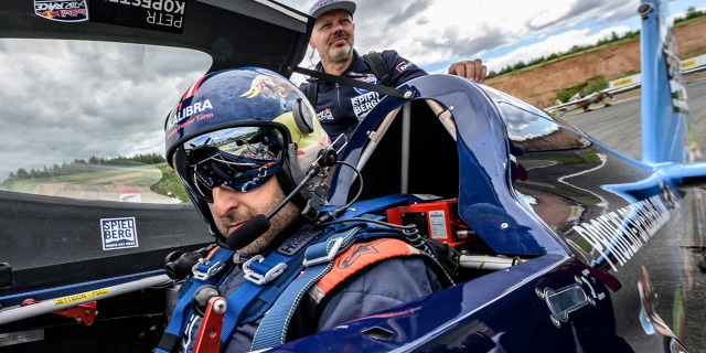 Petr Kopfstein před vzletem ke svému závodnímu letu. Foto: Joerg Mitter / Red Bull Content Poo