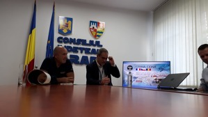 Tisková konference na obecním úřadě v Aradu.