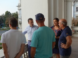 Část skupiny posádek s našimi hostiteli na ochozu radnice v Aradu.