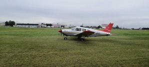Piper 28 FlyCzech roluje na start z LKLT.