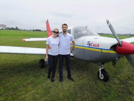 Posádka Piper 28  FlyCzech Václav Kremer a Madlen Molhem (mimochodem, Madlen pochází z Rumunska) u svého stroje před odletem z Letňan.