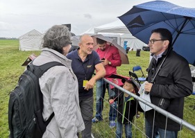 Posádky Vzpomínkového letu byl na letišti v Letňanech na odletu povzbudit i ředitel českého zastoupení Air France Jan Kropáček. Díky němu věnovala Air France do čtenářské soutěže u příležitosti konání tohoto letu dvě zpáteční letenky z Prahy do Paříže. 