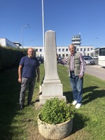 Splnění životního snu pana Alexandra Bartoce, jednoho z největších znalců historie CFRNA/CIDNA: – návštěva pomníčku CFRNA/CIDNA na starém ruzyňském letišti.