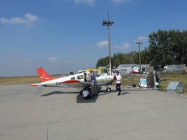 Piper 28 FlyCzech tankuje v Szegedu. 