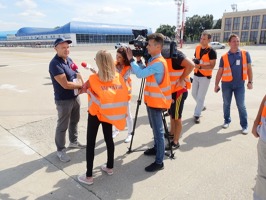 Redaktoři rumunské televize zpovídají Jiřího Prušu. 