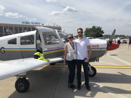 Posádka Piperu PA 28 OK-MIG Václav Kremer a Madlen Molhem na letišti Baneasa v Bukurešti. 