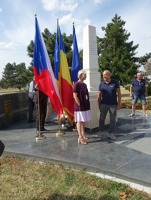 Před terminálem LRBS stojí navlas stejný památník společnosti CFRNA jako v Praze. S Jiřím Prušou u něj stojí někdejší rumunská vojenská pilotka, která osobně dobře zná i Česko.